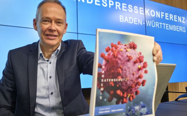 Stefan Brink (hier mit seinem Tätigkeitsbericht als Datenschutzbeauftragter von Baden-Württemberg) findet Cookies nicht unbedingt schlimm.