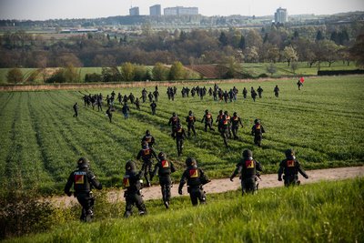 Demonstranten flüchten vor der Polizei – eines der letzten Bilder des Fotografen, ehe er festgenommen wird. Foto: Jens Volle