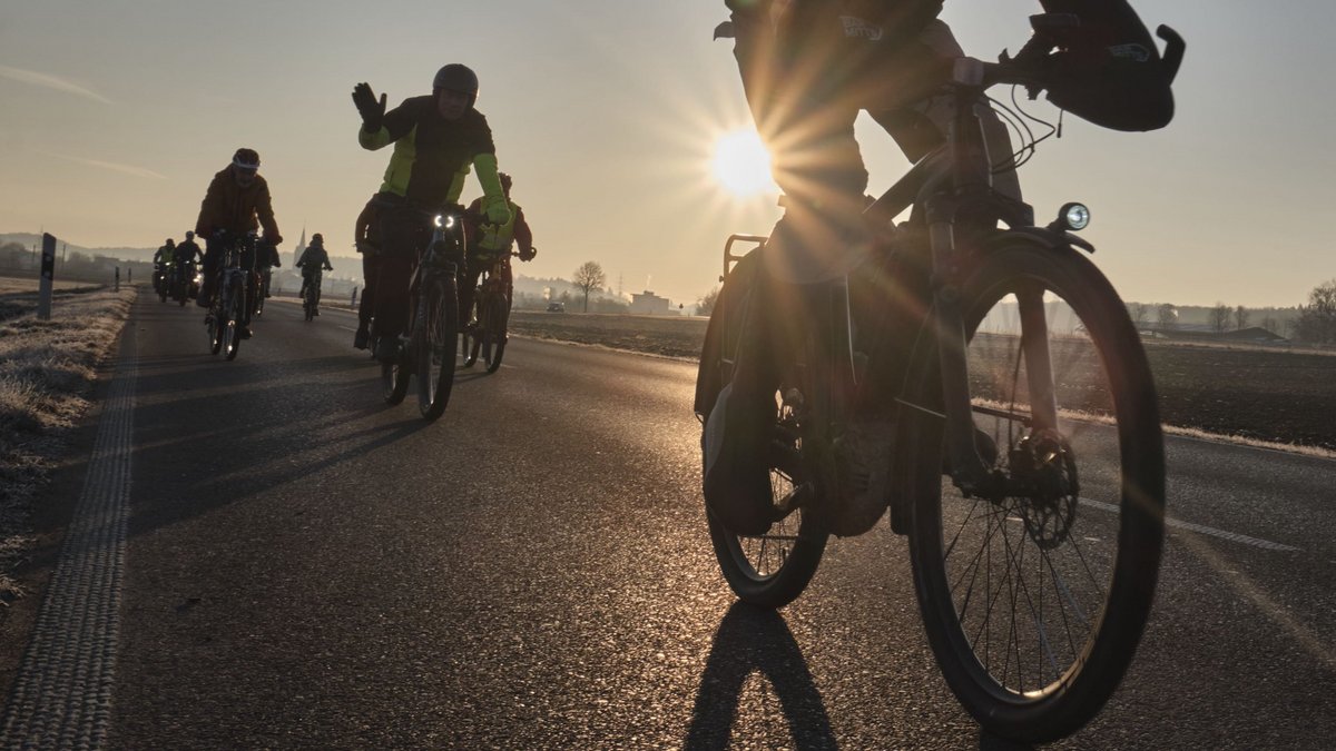 Gut ein Jahr ist seit Natenoms Unfalltod vergangen, Radfahrende aus ganz Deutschland machen sich am 2. Februar auf den Weg nach Pforzheim. Unser Fotograf hat die Gruppe aus Stuttgart begleitet.