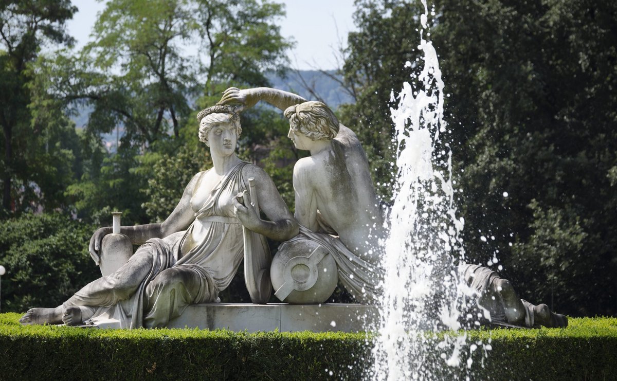 Wasser- und Wiesennymphe am Brunnen vor Schloss Rosenstein, ebenfalls von Dannecker im Auftrag Wilhelms I. erschaffen.