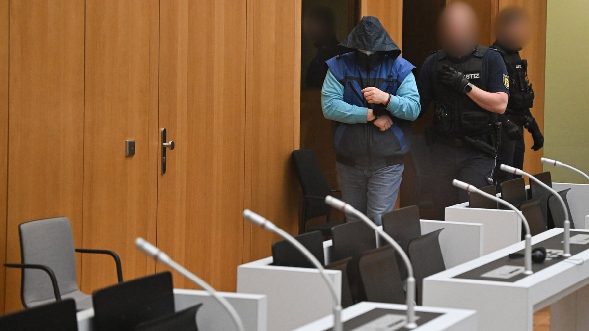 30. November 2023: Mitglieder der Gruppe S. werden vor der Urteilsverkündung in den Gerichtssaal geführt. Foto: dpa/Bernd Weißbrod