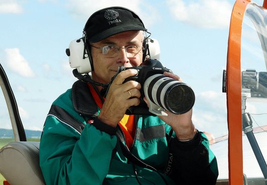 Fotografenmeister Manfred Grohe, 84, geht seit mehr als 50 Jahren mit seiner Kamera in die Luft. Foto: privat