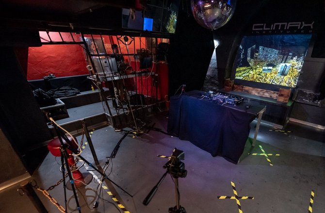 Technik unter der Discokugel: Der DJ-Livestream startet gleich. Foto: Jens Volle