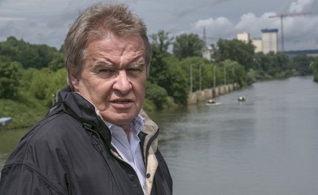 Walkers Vorgänger Franz Untersteller sah das ähnlich. Hier beobachtet er den Transport abgebrannter Brennstäbe von Obrigheim nach Neckarwestheim.