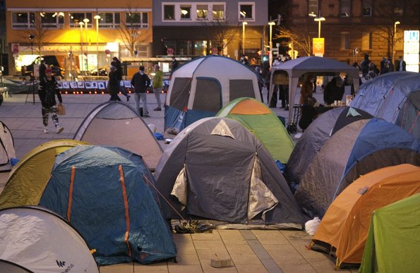 AktivistInnen schlafen eine Nacht im Camp am Marienplatz. 