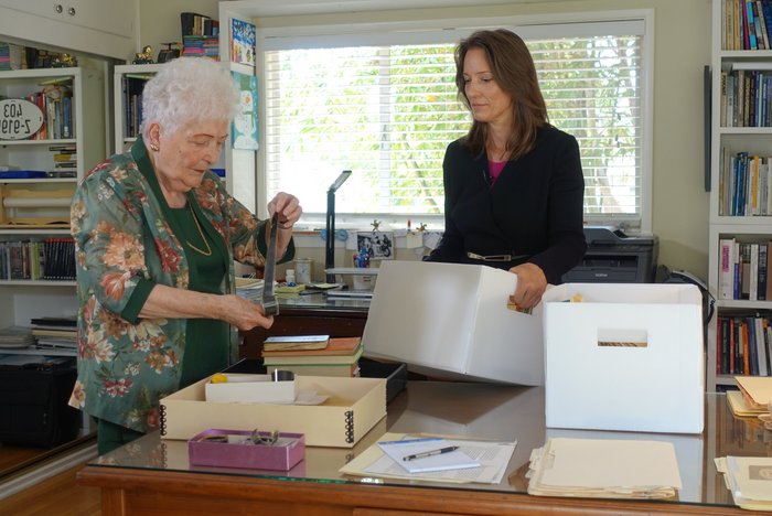Phyllis Esslinger und Tochter Sandra sichten Rosenbergers Nachlass. Foto: Eberhard Reuß