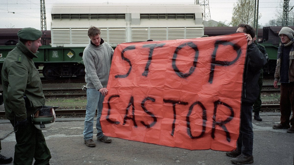 2001: Am Bahnhof Wörth, Rheinland-Pfalz, warten Aktivisten auf den Castortransport aus Frankreich. Foto: Joachim E. Röttgers
