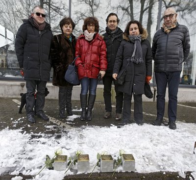 Familie Bikart vor den Stolpersteinen.