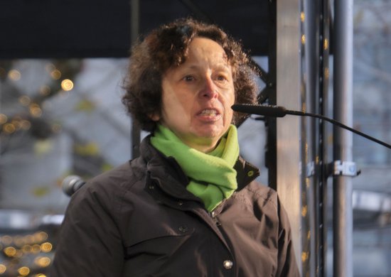 Margit Stumpp, hier bei einer Mahnwache für einen rechtsstaatlichen Umgang mit Julian Assange, im Dezember 2020 in Stuttgart. 