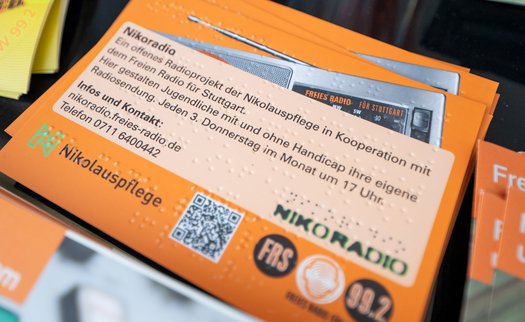 Werbung fürs "Nikoradio" von Jugendlichen mit und ohne Handicap.