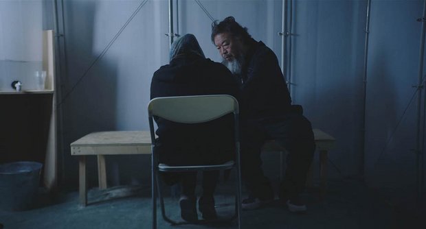Der Künstler und Filmemacher tröstet eine Frau.