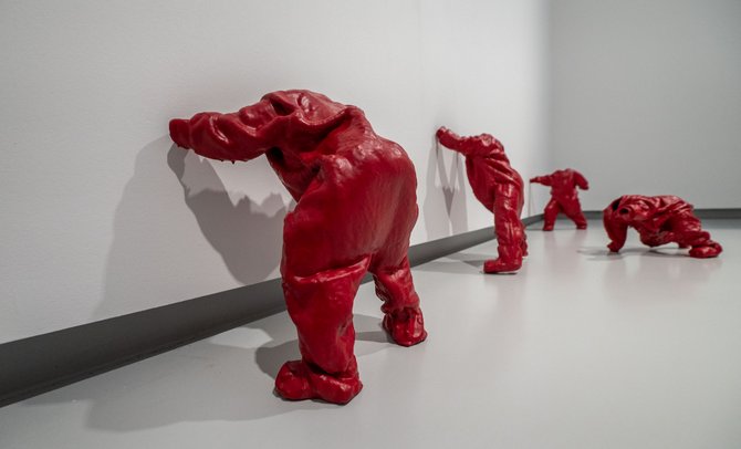 Gegen die Wand: Kopflose Männer von Rachel Lachowicz, modelliert aus Lippenstift.