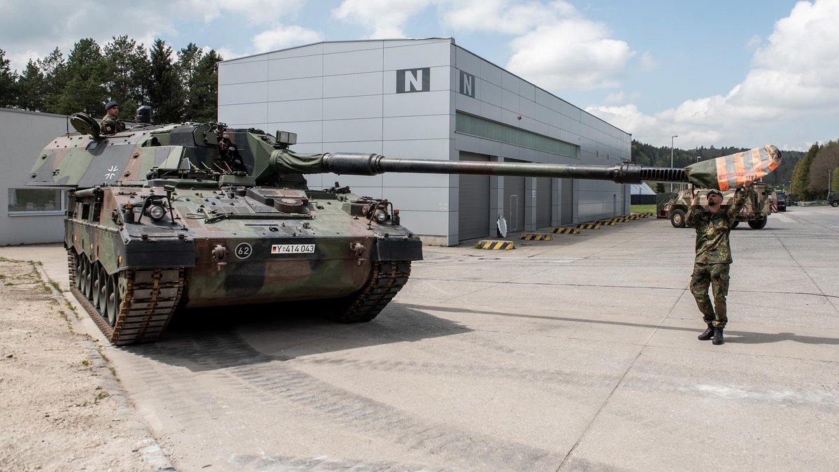 Kriegstüchtig in den Hochsommer mit Hitzeschutz für die Panzerhaubitze. Foto: Jens Volle