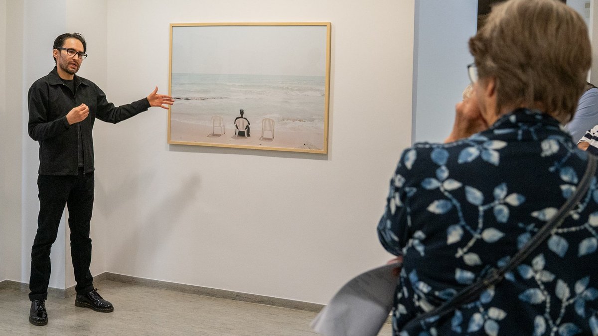 Alejandro Perdomo Daniels, der neue Leiter der Galerie, vor einer Fotografie von Lisa Marie Asubonteng. Alejandro Perdomo Daniels, der neue Leiter der Galerie, vor einer Fotografie von Lisa Marie Asubonteng.