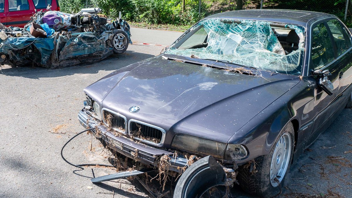 Richtig teuer wird auch für Autofahrende erst die Klimakatastrophe: zerstörte Autos nach dem Hochwasser in Rudersberg 2024. Fotos: Jens Volle