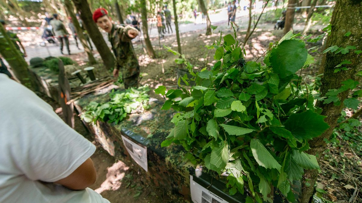 An diesem Stand werden Tarnhauben präsentiert. 