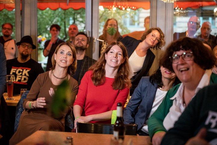 Neigen die Grünen nach links? Hier im Bild: Petra Olchowski, Staatssekretärin, und MdB Anna Christmann (Bildmitte). Foto: Jens Volle Neigen die Grünen nach links? Hier im Bild: Petra Olchowski, Staatssekretärin, und MdB Anna Christmann (Bildmitte). Foto: Jens Volle