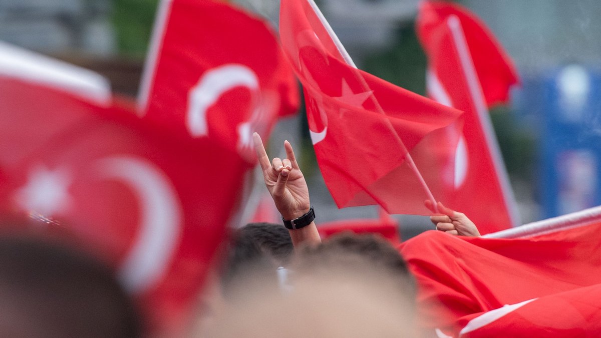 Juli 2024, die türkische Nationalmannschaft spielt bei der Herrenfußball-EM: Gruß der Grauen Wölfe beim Fanfest in Stuttgart. Foto: Jens Volle