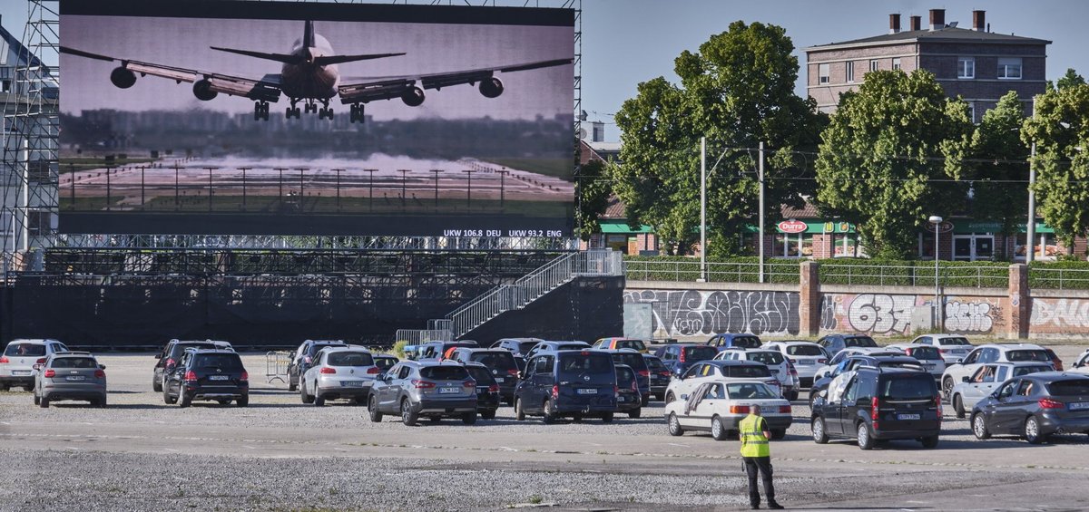 Unser Kolumnist findet "auf fast jedem Spaziergang vor der Haustür die Welt". In diesem Autokino gab's auch schon Theater. Fotos: Joachim E. Röttgers