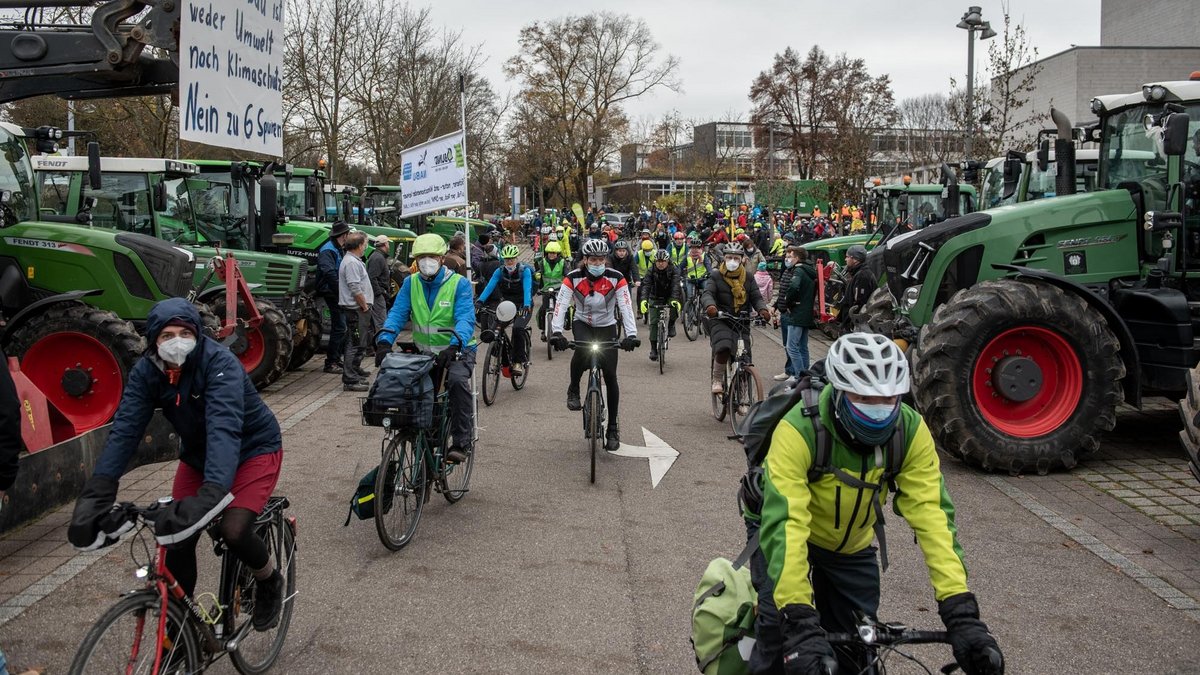 Los geht die Demotour – die PS-Starken lassen den Pedalos den Vortritt.