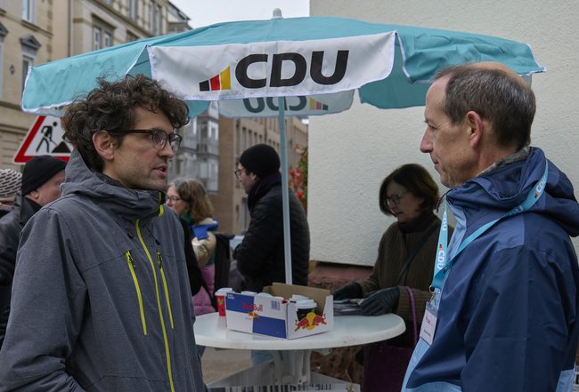 Sebastian Karl (links) von den Grünen und Richard Holberg (CDU) diskutieren über den Superblock. Foto: Korbinian Strohhuber Sebastian Karl (links) von den Grünen und Richard Holberg (CDU) diskutieren über den Superblock. Foto: Korbinian Strohhuber