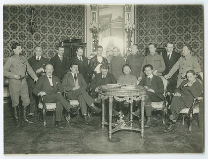 Eduard Fuchs (1. Reihe, 3. von links) in der Österreichischen Botschaft von St. Petersburg. Foto: Stanford University California