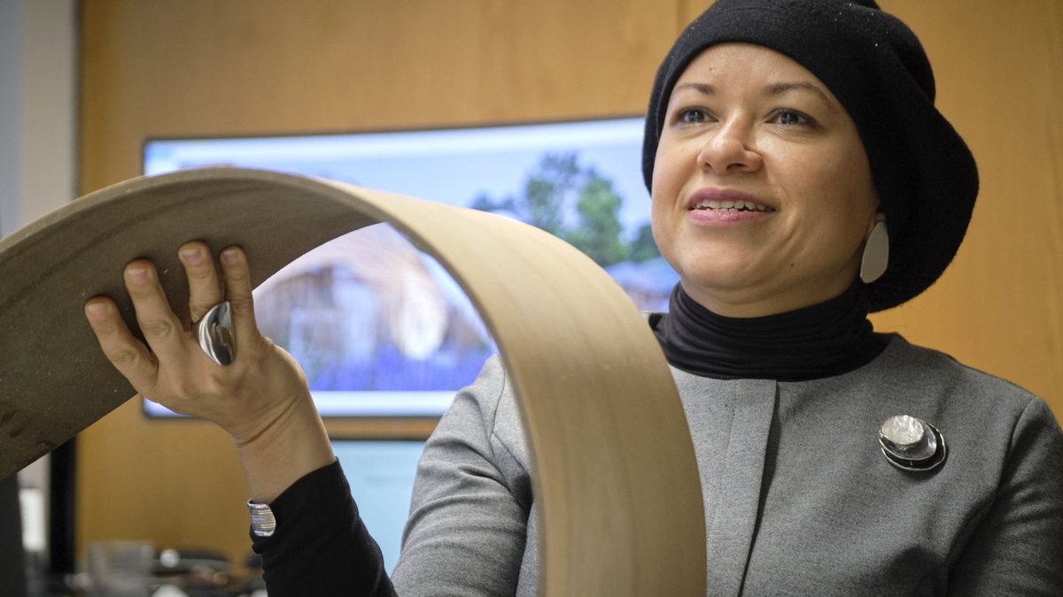 Hanaa Dahy baut auf neuartige Bio-Baustoffe: Was aussieht wie eine Sperrholzplatte, ist gummiartig flexibel. Foto: Joachim E. Röttgers