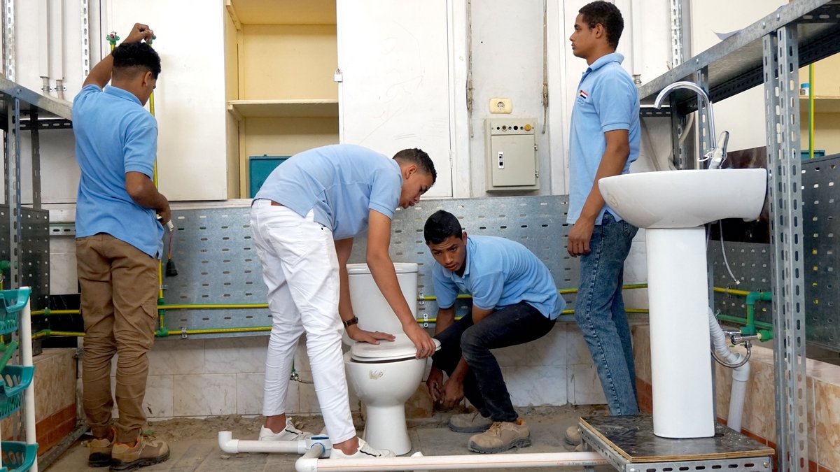 Früher hatten sie nur Theorie, jetzt können die Sanitär-Azubis tatsächlich üben, Toiletten, Waschbecken, Duschen anzuschließen.