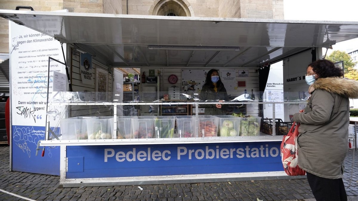 Unter und neben der Paulinenbrücke trifft man noch auf andere Projekte: Auch Harrys Bude, in einem ehemaligen Container für Lastenräder untergebracht, verteilt kostenlos abgelaufene und alte Lebensmittel, ...