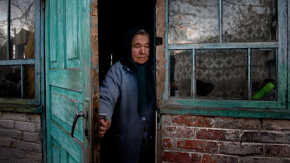 Die 78-jährige Maria Semenyuk vor ihrem Haus im Dorf Paryshev in der Sperrzone. Sie starb 2016, im Jahr nach der Aufnahme, 30 Jahre nach der Katastrophe. Foto: Pierpaolo Mittica