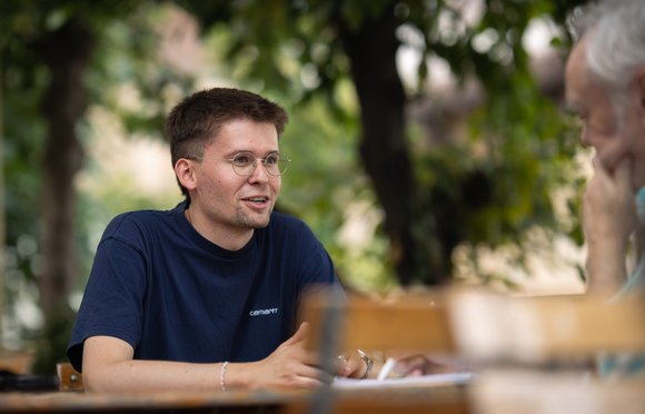 Pause im Biergarten. Springfeld im Gespräch mit Josef-Otto Freudenreich. Foto: Julian Rettig