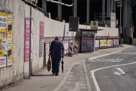 Der Fußweg ist meistens kürzer als die Wartezeit. Einige Bushaltestellen könnten zudem einen Hauch lebensbejahender gestaltet werden. 