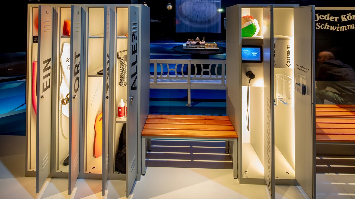 Schwimmbad, ein Ort für alle? Die Ausstellung im Haus der Geschichte versucht, auch darauf Antwort zu geben. Foto: Daniel Stauch, HdGBW