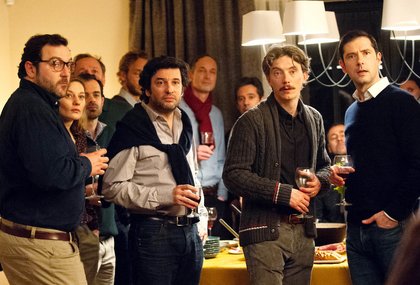 Beim Treffen von La Parole Libérée, Das gebrochene Schweigen: Alexandre (rechts) mit François (Denis Ménochet, ganz links), Gilles (Éric Caravaca) und Emmanuel (Swann Arlaud, Mitte rechts).