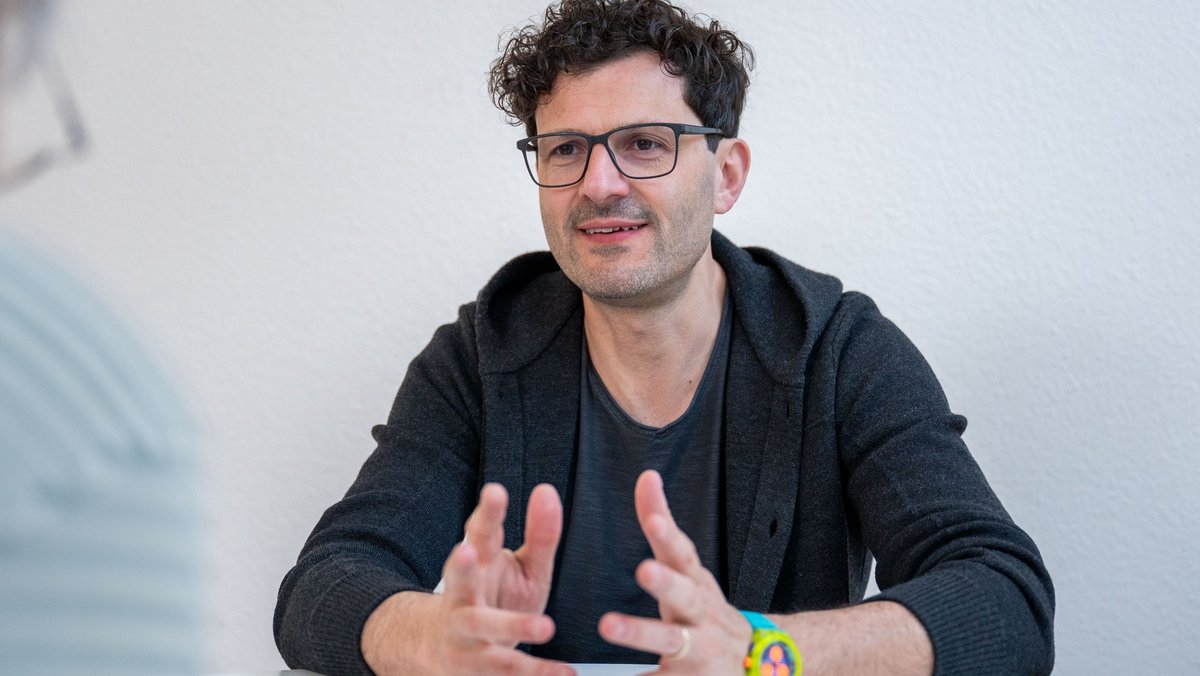 Luigi Pantisano sitzt jetzt für die Linke im Bundestag – und hier in der Kontext-Redaktion. Foto: Jens Volle