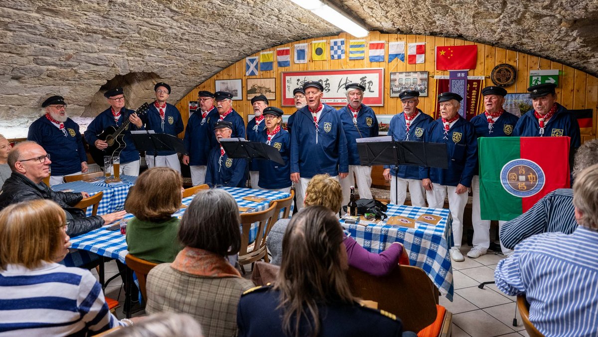 Der Shantychor MK Tsingtau Esslingen im gleichnamigen Gewölbekeller. Der Shantychor MK Tsingtau Esslingen im gleichnamigen Gewölbekeller.