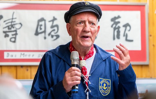 Dieter Benze beim Auftritt des Chors im Esslinger Tsingtau-Keller. Dieter Benze beim Auftritt des Chors im Esslinger Tsingtau-Keller.