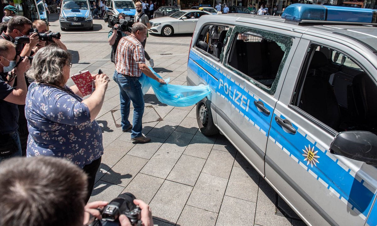 Das demolierte Polizeiauto, für Medien und Krawalltouristen zur Schau gestellt. Fotos: Jens Volle