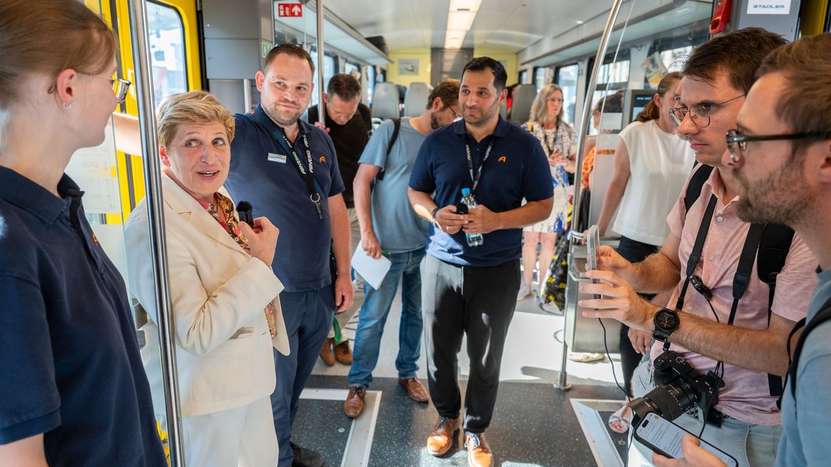Im Arveriozug Richtung Ulm spricht Razavi mit Angestellten, Social Media stets im Griff.