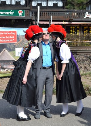 Seltene Momente: Küsse für den Verkehrsminister beim Spatenstich für den Schienenhalt beim Vogtsbauernhof. Foto: LRA