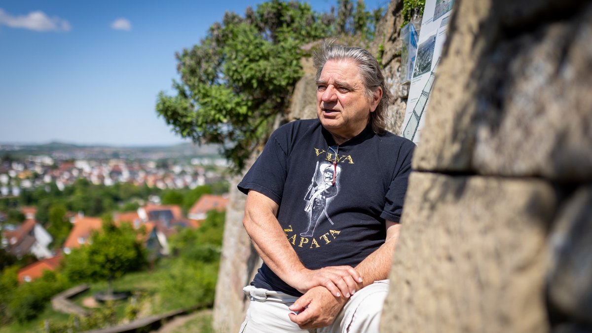 Ebbe Kögel im Weinberg über Stetten: "Mit der Allmende wollten wir diese Idee des Gemeinwirtschaftlichen aufnehmen." Foto: Julian Rettig