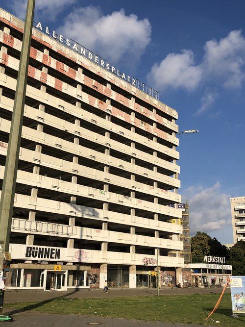 Einst Statistikamt, heute Wohn- und Kulturprojekt in Berlin. 