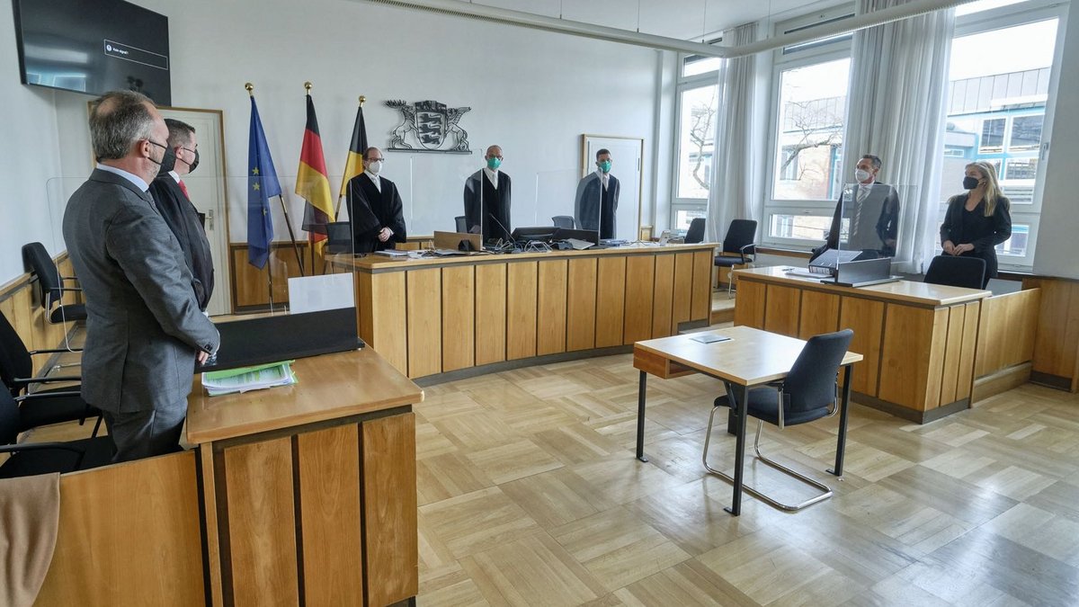 Standen sich vor dem Landgericht erstmals am 24. Februar gegenüber: Veronika Kienzle (ganz rechts) und John Heer (ganz links) mit ihren Anwälten. Fotos: Joachim E. Röttgers