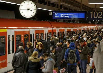 Völlig überfüllte S-Bahn-Haltestelle im Hauptbahnhof.