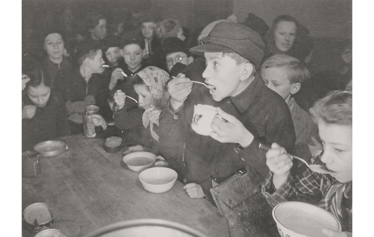 Viele hungrige Münder: Schulspeisung in Heilbronn, 1947.