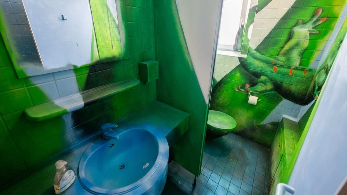 Momojeal hat die Toilette zur Projektionsfläche gemacht.