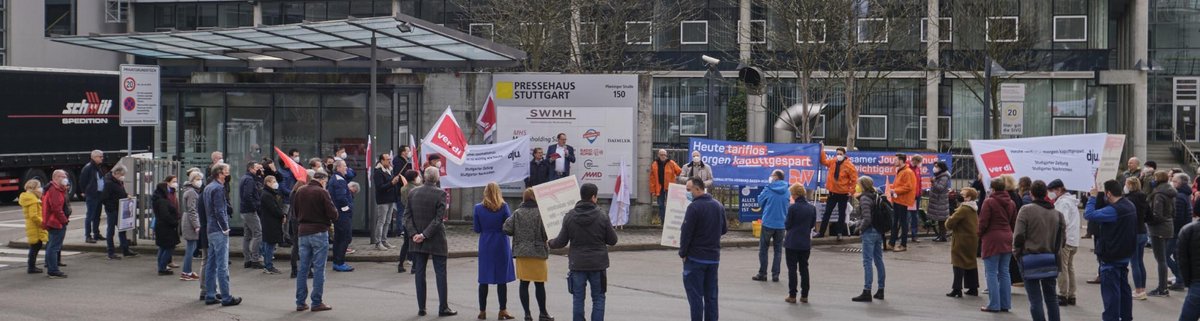 Protest vor den Werkstoren des Stuttgarter Pressehauses. Mit dabei als Redner ist der DGB-Landesvorsitzende Kai Burmeister. Foto: Joachim E. Röttgers