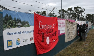 Protestplakate statt Werbung für Südseereisen. 