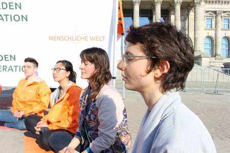 Die Partei Menschliche Welt glaubt, dass Yoga und Meditieren vor dem Bundestag Probleme löst. Foto: privat
