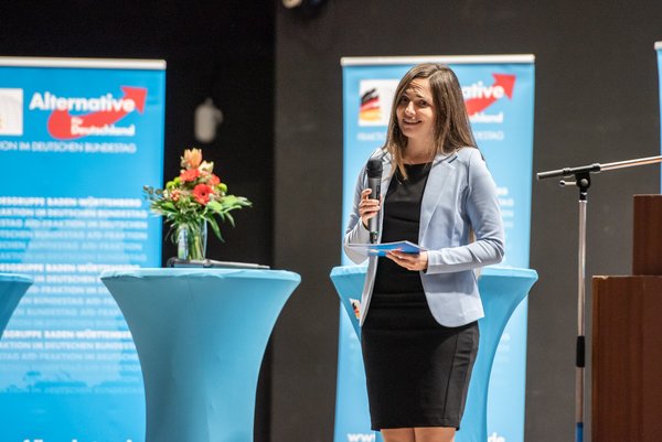 Christina Baums Büroleiterin Carolin Birzer sorgt sich um "unser schönes Deutschland".